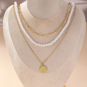 Collier multicouche vintage avec chaîne trombone dorée et pendentif pièce de perles
