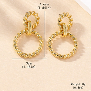 Élégantes boucles d'oreilles créoles doubles torsadées dorées au design rétro texturé