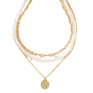 Collier multi-rangs vintage doré avec chaîne de perles et pendentif médaillon sur blanc