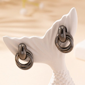 Boucles d'oreilles créoles multicouches noir fusil sur support céramique