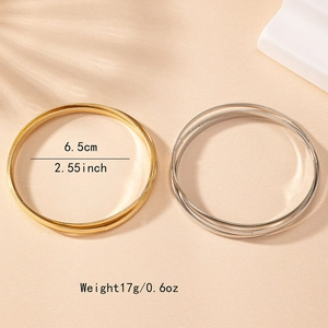 Minimalist three-ring stacked bracelets in gold and silver finish with 6.5cm inner diameter