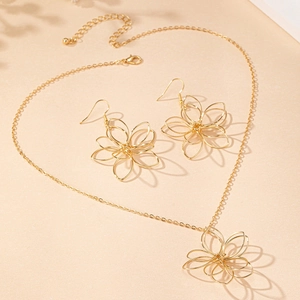 Vue détaillée de l'ensemble de bijoux dorés avec collier et boucles d'oreilles fleuries
