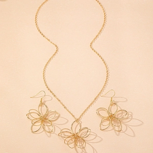 Vue détaillée de l'ensemble bijoux fleurs en fil doré comprenant collier et boucles d'oreilles