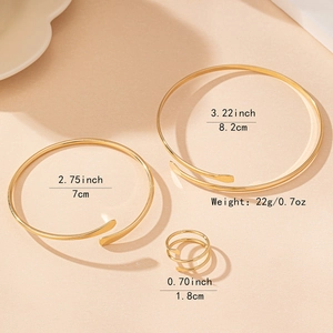 Ensemble de bijoux minimalistes en métal doré avec bracelets ouverts et bague spirale