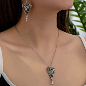 Ensemble De Bijoux Coeur Martelé Argent Antique Texture Liquide Irrégulière Collier Et Boucles D'oreilles Alliage Style Punk