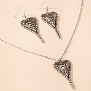Parure de bijoux vintage en argent mat avec collier coeur martelé et boucles d'oreilles