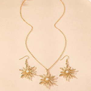 Detail des goldenen Sonnenblumen Schmucksets mit Perle auf Halskette und Ohrringen