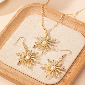 Elegantes goldenes Sonnenblumen-Schmuckset mit Perlenanhänger-Halskette und Ohrringen