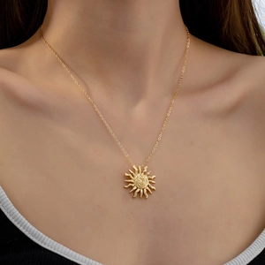 Sonnen Anhänger Halskette Legierung Vergoldet Gehämmert Textur Vintage Elegant Celestial Schmuck Für Frauen