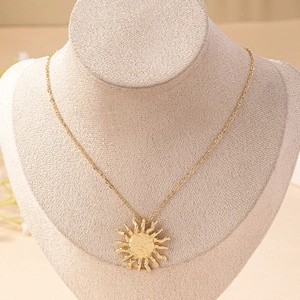 Eleganter goldener Sonnenanhänger an einer feinen Kette auf einem Schmuckständer