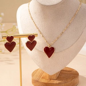 Parure de bijoux cœur dorée avec collier en émail rouge foncé et boucles d'oreilles