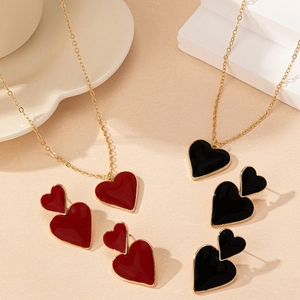 Parure bijoux cœur doré élégant avec collier et boucles d'oreilles en émail rouge et noir