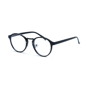 Classic black round frame retro sunglasses for women with elegant metal hinges and 45-degree view