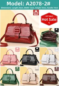 Structure interne du grand sac à main à motif lézard avec poches zippées et compartiments