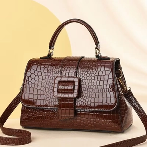 Sac bandoulière marron foncé motif lézard avec finition brillante et poignée fixe