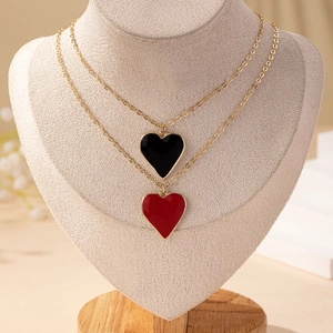Elegante Goldketten mit minimalistischen schwarzen und roten Herzanhängern aus Emaille