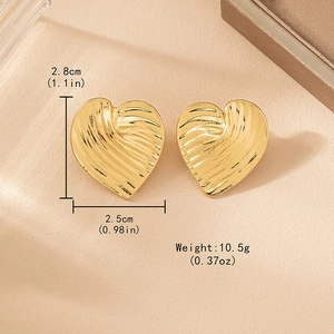 Elegant gold heart-shaped earrings with radial pleated texture and detailed dimensions