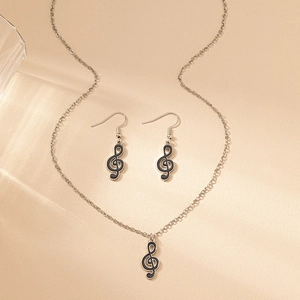 Detailaufnahme des Musiknoten-Schmucksets mit G-Clef-Halskette und passenden Ohrringen