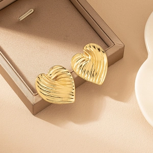 Heart Stud Earrings Zinc Alloy Gold Textured Wavy Vintage Elegant Fashion Jewelry For Women Daily Wear