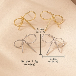 Boucles d'oreilles nœud minimalistes en or et argent, vue du produit sous un angle de 45°