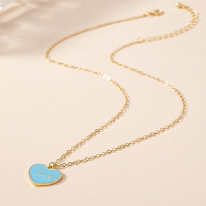 Elegante collana dorata con ciondolo a cuore in smalto azzurro e incisione Love