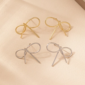 Détails des boucles d'oreilles nœud minimalistes en fil métallique doré et argenté