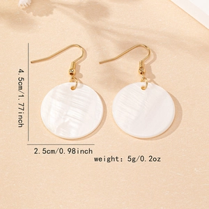 Boucles d'oreilles disque en nacre dorée, longueur de 4,5 cm et diamètre de 2,5 cm