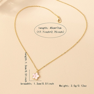 Collier chaîne dorée avec pendentif fleur rose à cinq pétales et chaîne de 45cm