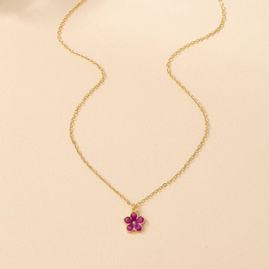 Collier élégant en chaîne dorée avec pendentif fleur en émail violet foncé raffiné