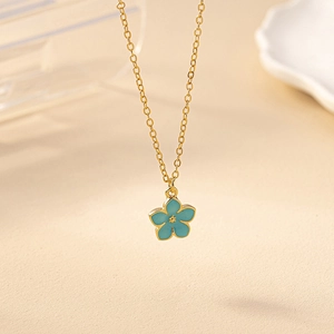 Collier élégant en chaîne dorée avec pendentif fleur bleu ciel à cinq pétales pour femme