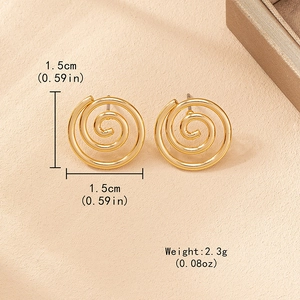 Orecchini a perno a spirale dorati da 1,5 cm su sfondo minimalista materico