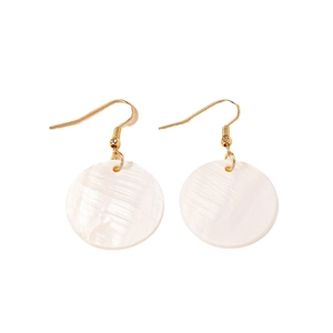 Boucles d'oreilles minimalistes disque en nacre avec crochets dorés et éclat blanc