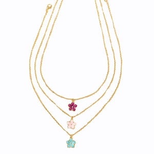 Collier doré à trois rangs avec pendentifs fleurs colorés en violet, rose et bleu