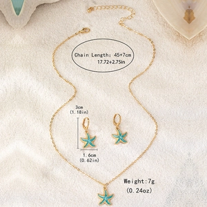 Goldenes Seestern-Schmuckset mit blauem Emaille-Halskette und Ohrringen auf Sandhintergrund