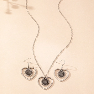 Detailansicht von hohlem Herz- und Sonnenblumen-Schmuckset mit eleganten Schatteneffekten
