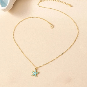 Collier doré avec pendentif étoile de mer en émail bleu clair sur chaîne fine