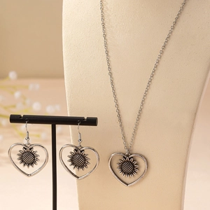 Vintage Silber Sonnenblumen Herz Halskette und Ohrringe Schmuckset auf einem Display