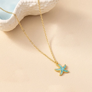 Collier chic avec pendentif étoile de mer en émail bleu ciel et chaîne dorée élégante