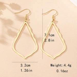 Boucles d'oreilles dorées en forme de goutte creuse avec bords ondulés modernes