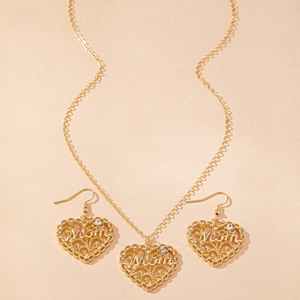 Dettaglio del set gioielli cuore oro con incisione Mom e cristalli scintillanti