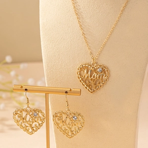 Elegante set di collana e orecchini a cuore dorato con scritta Mom e piccoli diamanti brillanti