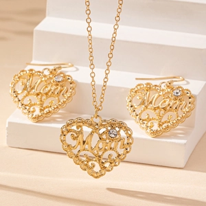 Elegante set di gioielli con cuore traforato dorato, incisione Mom e zircone