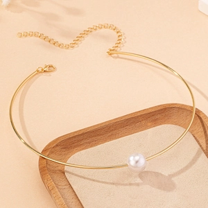 Girocollo dorato elegante con perla bianca centrale e chiusura regolabile con moschettone