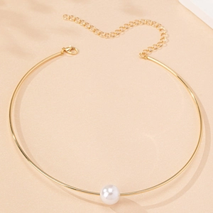 Elegante choker dorato con barra metallica minimalista e una singola perla bianca