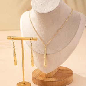 Elegantes goldenes Tropfen-Schmuckset mit gehämmertem Design aus Halskette und Ohrringen