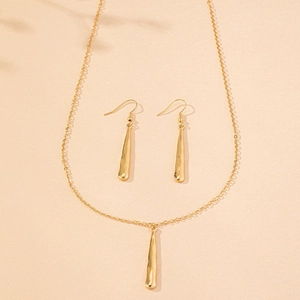 Detailansicht eines eleganten goldenen Tropfen-Halsketten und Ohrring-Schmucksets