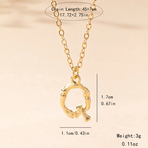 Detail of gold bamboo texture letter Q pendant with dimensions and weight info