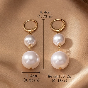 Boucles d'oreilles pendantes dorées avec perles blanches pour un style minimaliste chic