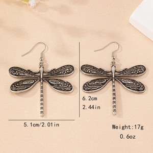 Boucles d'oreilles libellule argentées vintage avec détails d'ailes ajourés raffinés
