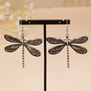Boucles d'oreilles libellule argentées vintage avec ailes ciselées sur support bijoux